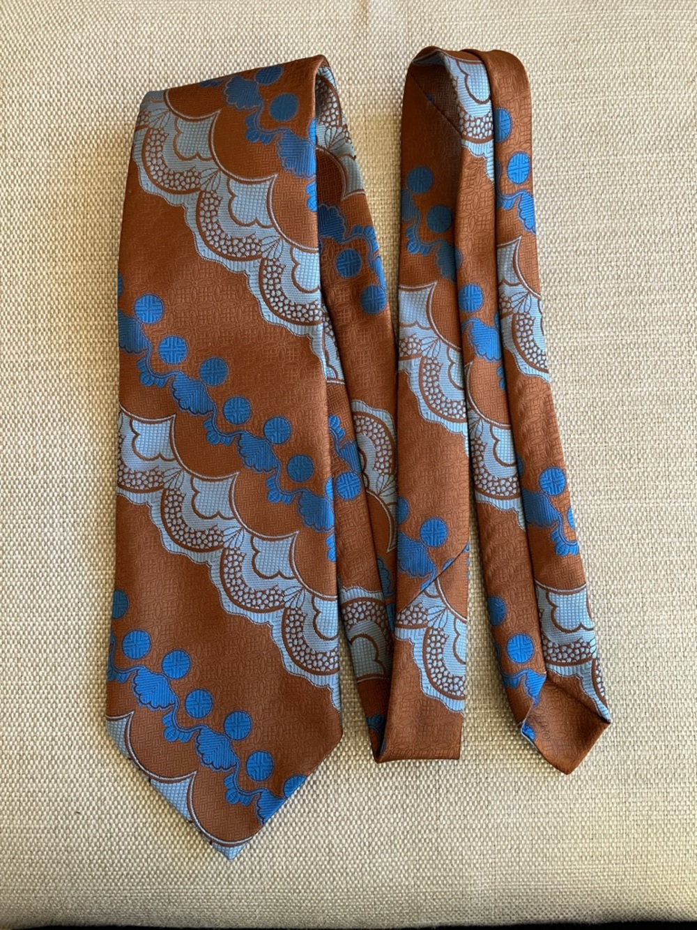 Vintage “Mr John” wide men’s tie, 70s groovy style tan background & blue accents